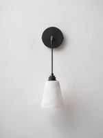 Bild in die Galerieansicht laden, Droplet Alabaster Wandleuchte