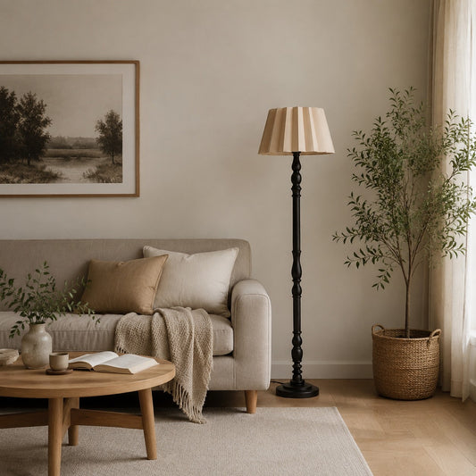 Lámpara de pie vintage con pantalla de tela y base de madera torneada