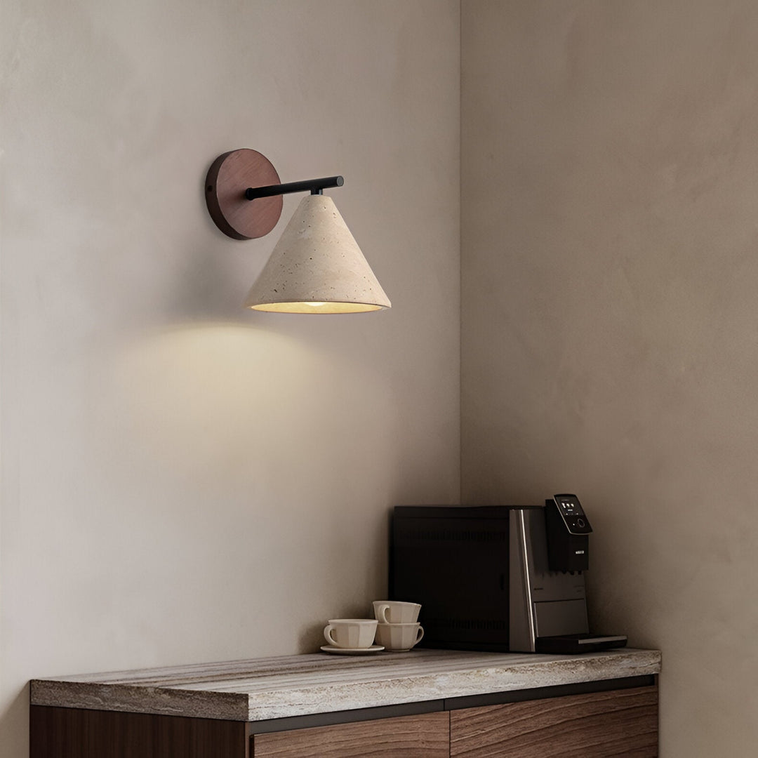 Żółta lampa ścienna LED z trawertynu w kształcie stożka