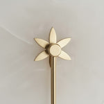 Cargar imagen en el visor de la galería, Lámpara de Pared Albi Alabastro - Contornos Florales Tallados Adecuados para Salas de Estar o Dormitorios