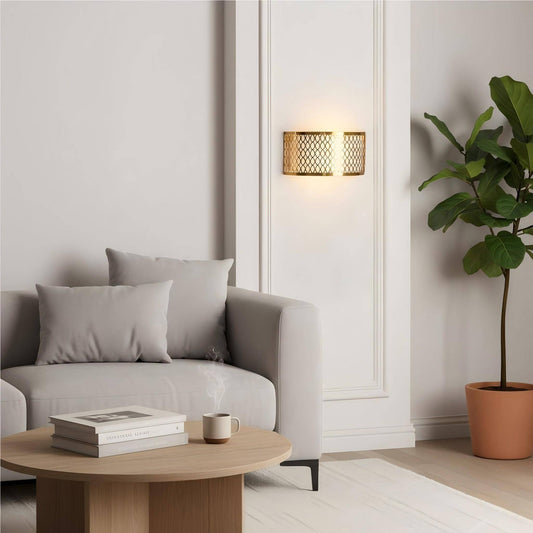 Luz de Pared Liorin Fretwork - Aplique Moderno de Metal Curvado y Pantalla de Tela para Pasillo o Dormitorio
