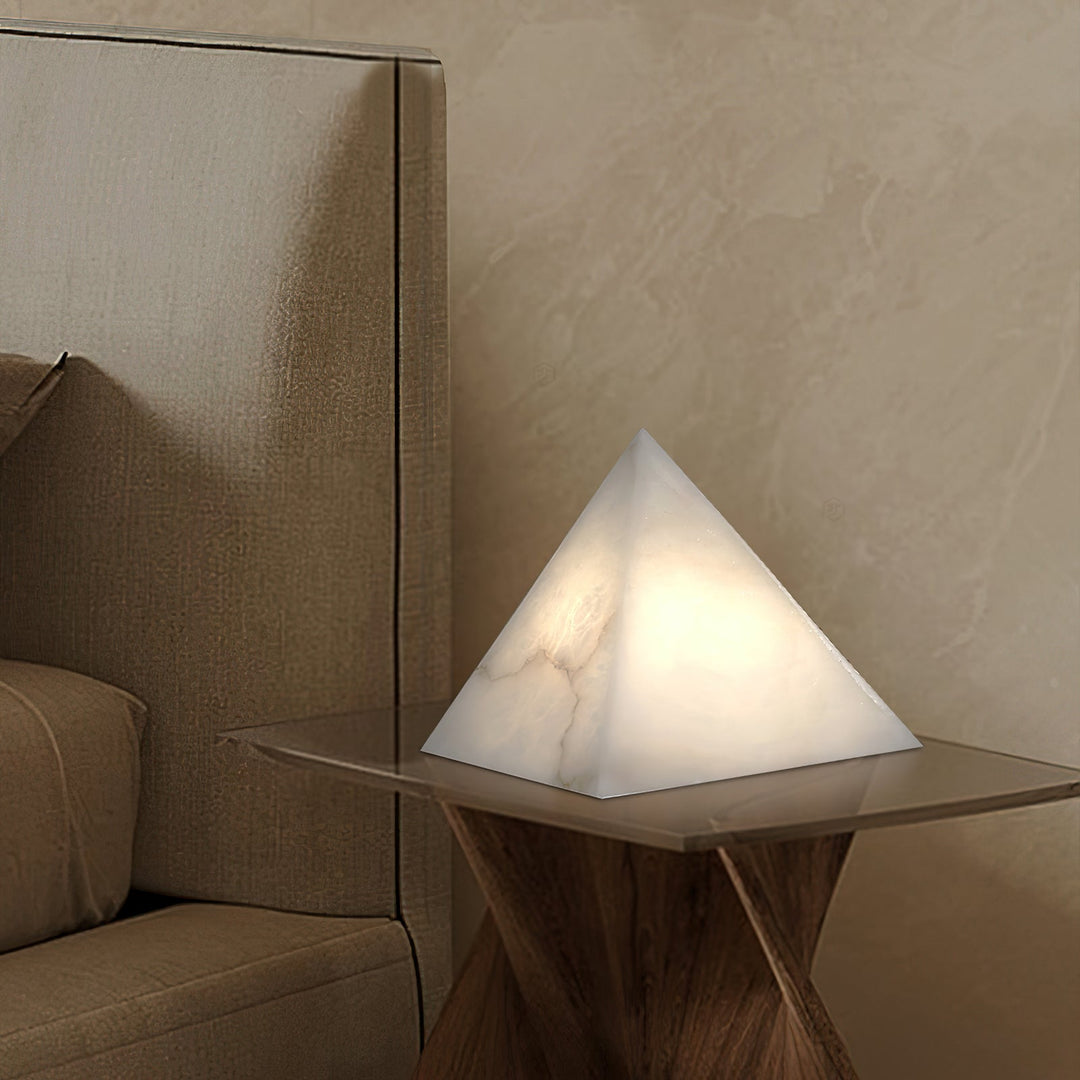 Stołowa lampa piramida z alabastru