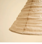 Afbeelding laden in galerijweergave, Geplooide stoffen kegelvormige hanglamp met houten houder