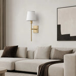Afbeelding laden in galerijweergave, Single Head brass wall sconce above a light sofa in a warm living room