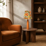 Charger l'image dans la visionneuse de la galerie, Lampe de table en céramique à motifs floraux Liberty avec base orange faite à la main