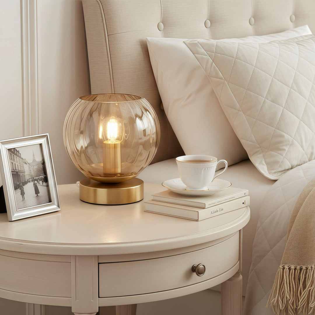 Tracian Moderne Dimple Globe Tafellamp – Messing Sfeervolle Decoratieve Lamp voor Slaapkamer of Lounge