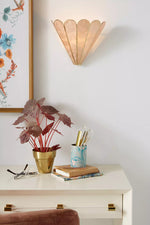 Afbeelding laden in galerijweergave, Lumica Capiz Facet Wandlamp - Messing &amp; IJzeren Wandlamp in Gouden Afwerking
