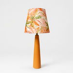 Charger l'image dans la visionneuse de la galerie, Lampe de table en céramique à motifs floraux Liberty avec base orange faite à la main