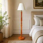 Afbeelding laden in galerijweergave, Vintage vloerlamp van massief hout met optioneel bijzettafeltje