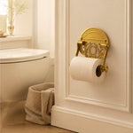 Afbeelding laden in galerijweergave, Antique brass toilet paper holder installed near a bathtub