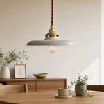 Afbeelding laden in galerijweergave, Industrial pendant light in a dining space