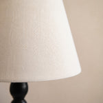 Afbeelding laden in galerijweergave, Close view of fabric lampshade texture