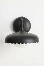 Afbeelding laden in galerijweergave, Rayla Buitenmuur Sconce Licht – Schelp Rand Modern Metaal Ontwerp voor Portiek
