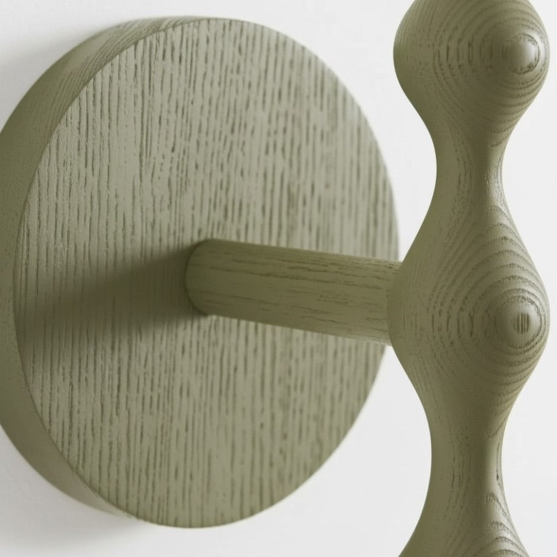 Lámpara de pared Savara moderna con base curva – Pantalla de tela suave y difusa para pasillos y salas de estar