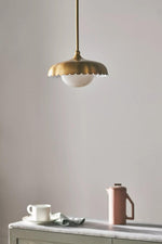 Afbeelding laden in galerijweergave, Rayla Sint-jakobsschelp Hanglamp – Messing Afwerking Retro Plafondlamp voor Eetkamer &amp; Keuken
