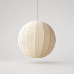 Carica l'immagine nella visualizzazione Galleria, Lampada a sospensione a globo intrecciata a mano con rosone in legno