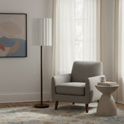 Lampe sur pied en bois de noyer Linbron avec abat-jour en lin cannelé – Décoration intérieure moderne et naturelle