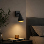 Załaduj obraz do przeglądarki galerii, Black single-head adjustable wall lamp above a bedside table