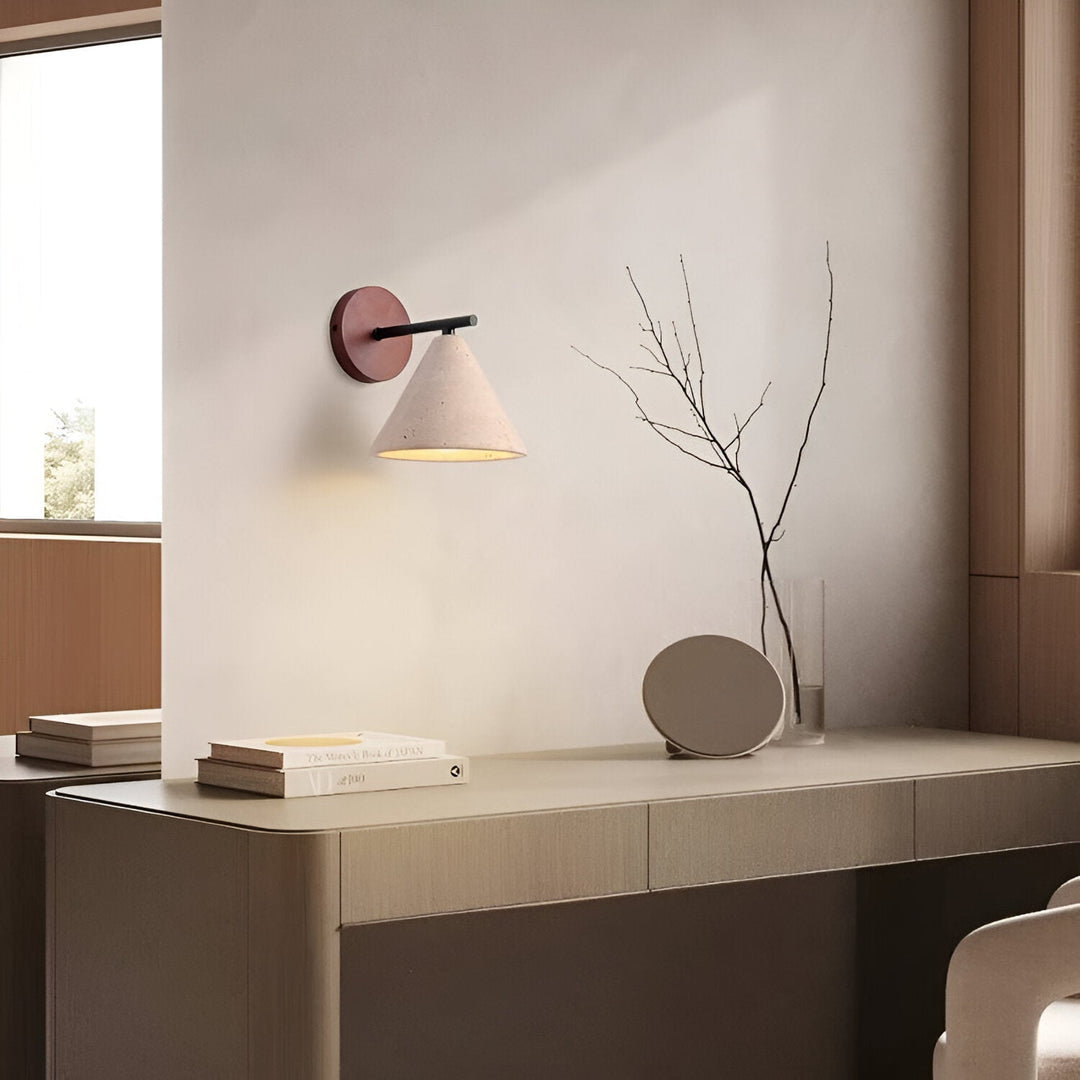 Żółta lampa ścienna LED z trawertynu w kształcie stożka