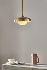 Afbeelding laden in galerijweergave, Rayla Sint-jakobsschelp Hanglamp – Messing Afwerking Retro Plafondlamp voor Eetkamer &amp; Keuken
