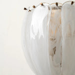 Afbeelding laden in galerijweergave, Velora Alabaster Tinten Gebogen Glazen Wandlamp - Sculpturaal Elegante Metalen Details voor Slaapkamer of Hal