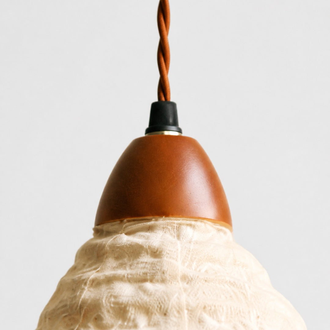 Geplooide stoffen kegelvormige hanglamp met houten houder
