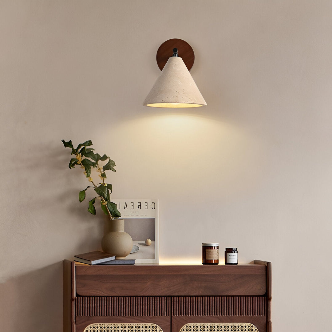 Żółta lampa ścienna LED z trawertynu w kształcie stożka