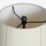 Afbeelding laden in galerijweergave, Pryssa sculpturale keramische vloerlamp - ivoorkleurige linnen kap voor woonkameraccent