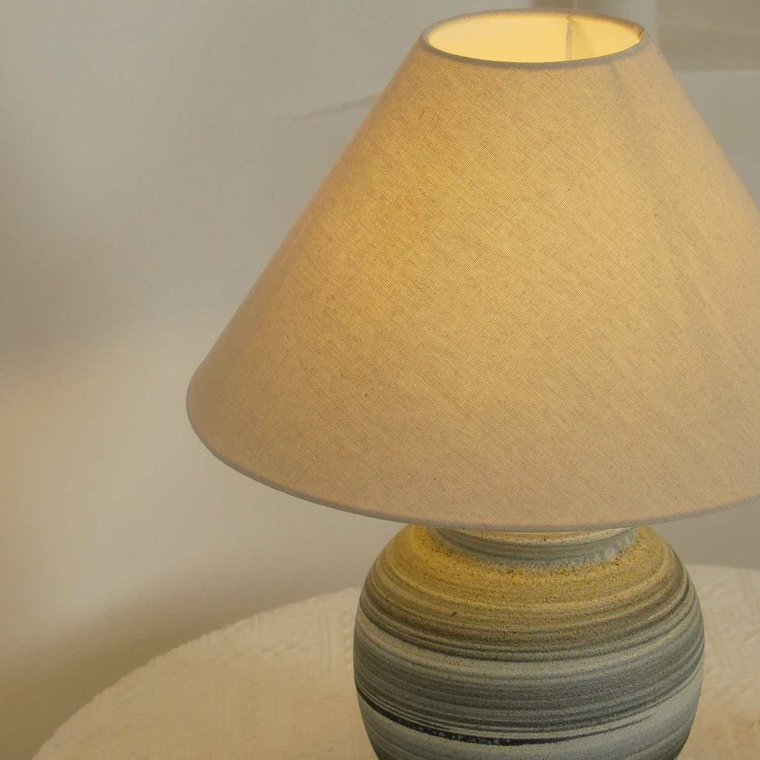Ceravine Rustieke Keramische Voet Tafellamp met Kegelvormige Stoffen Kap – Elegante Accentverlichting voor Thuis