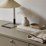 Afbeelding laden in galerijweergave, Sculptural cabinet knob installed on a neutral bedroom dresser