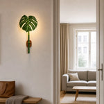 Afbeelding laden in galerijweergave, Resin leaf sconce in a warm architectural scene