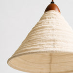 Afbeelding laden in galerijweergave, Geplooide stoffen kegelvormige hanglamp met houten houder