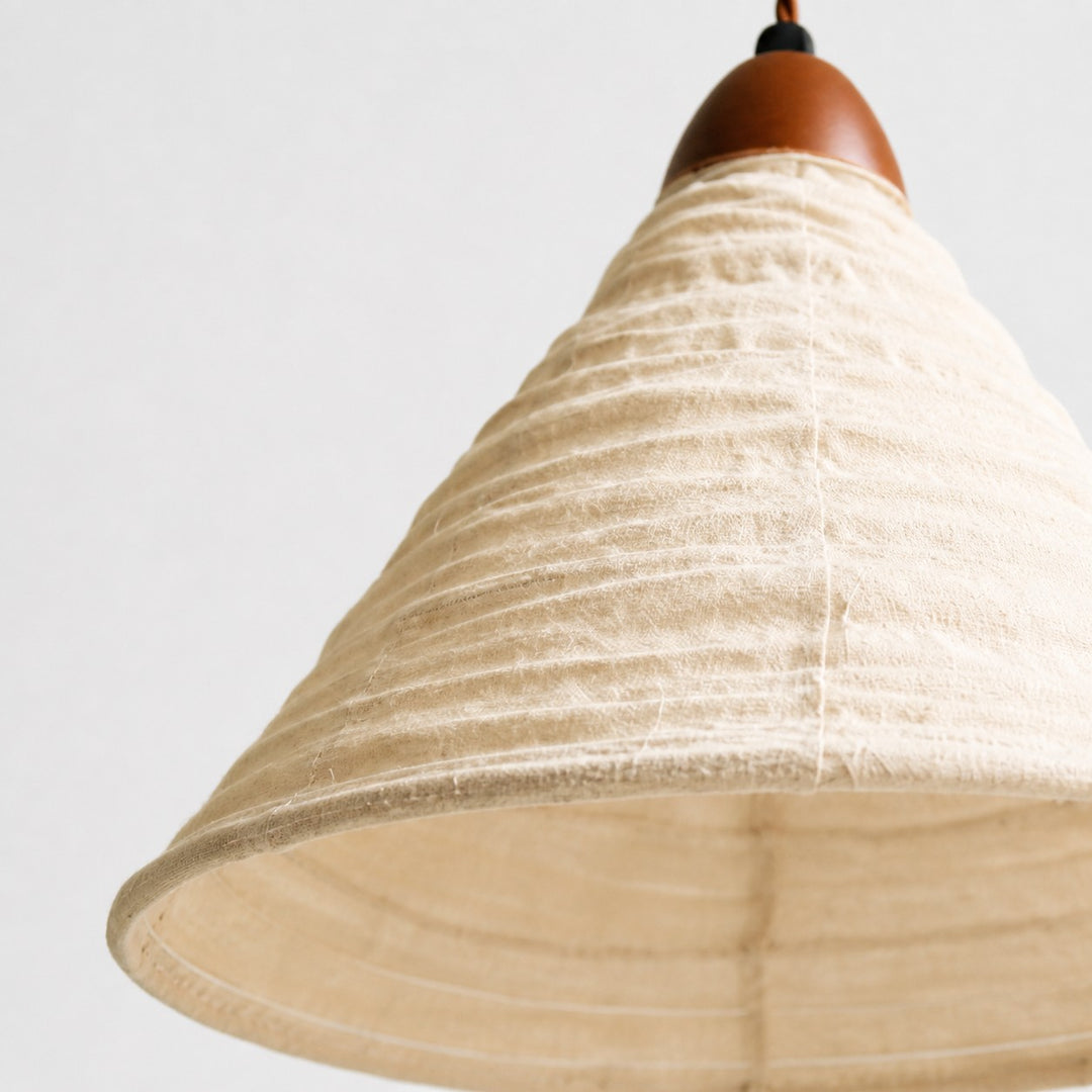 Geplooide stoffen kegelvormige hanglamp met houten houder