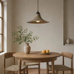 Bild in die Galerieansicht laden, Black iron pendant lamp in a compact dining corner