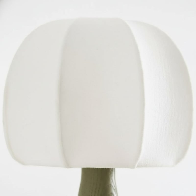 Lámpara de pared Savara moderna con base curva – Pantalla de tela suave y difusa para pasillos y salas de estar