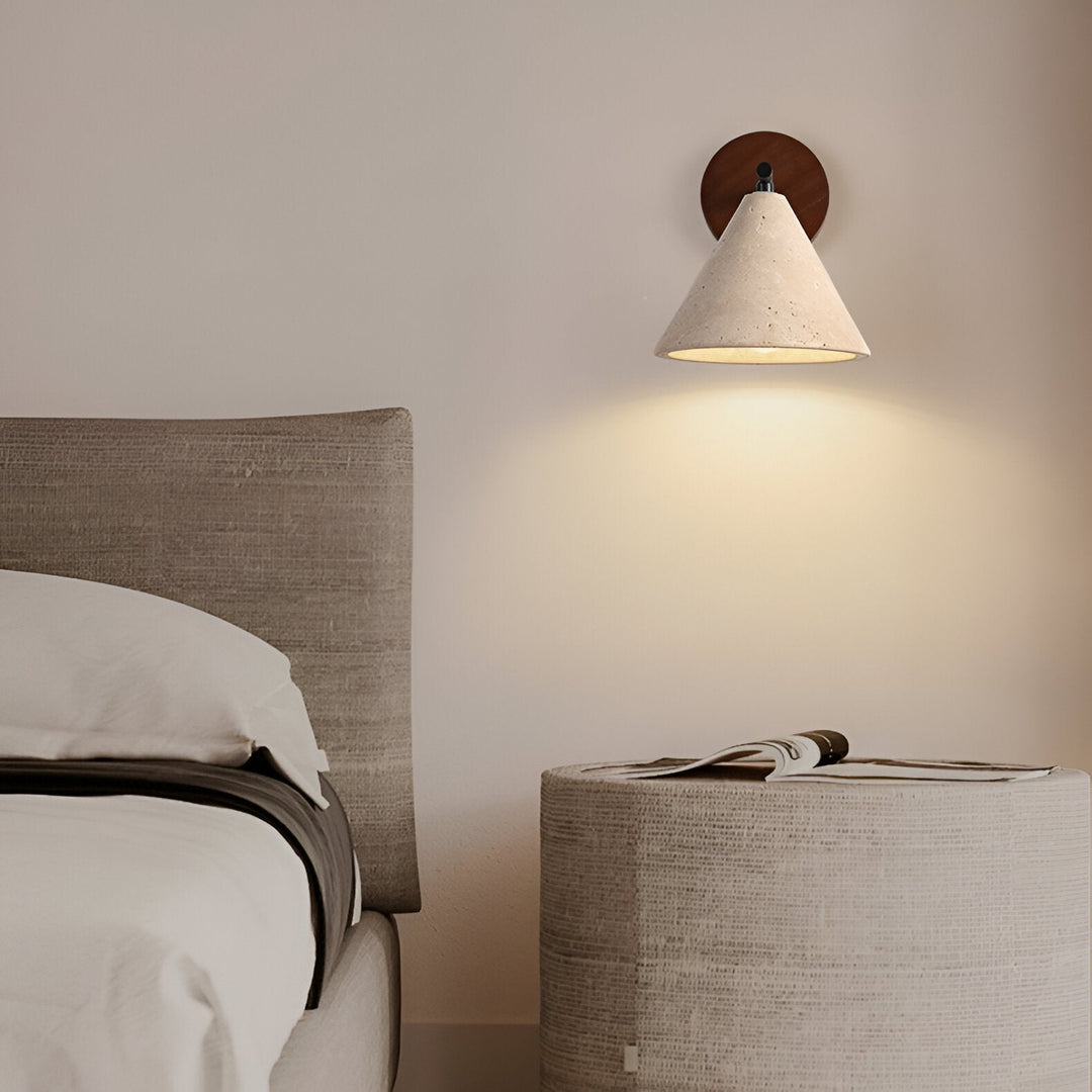 Żółta lampa ścienna LED z trawertynu w kształcie stożka