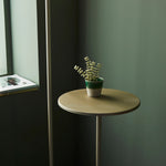 Afbeelding laden in galerijweergave, Lirra multifunctionele vloerlamp met tafelbladontwerp – stijlvolle staande lamp voor woonruimtes