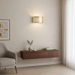 Afbeelding laden in galerijweergave, Liorin fretwerk wandlamp - moderne gebogen metalen en stoffen kap wandlamp voor hal of slaapkamer