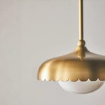 Afbeelding laden in galerijweergave, Rayla Sint-jakobsschelp Hanglamp – Messing Afwerking Retro Plafondlamp voor Eetkamer &amp; Keuken

