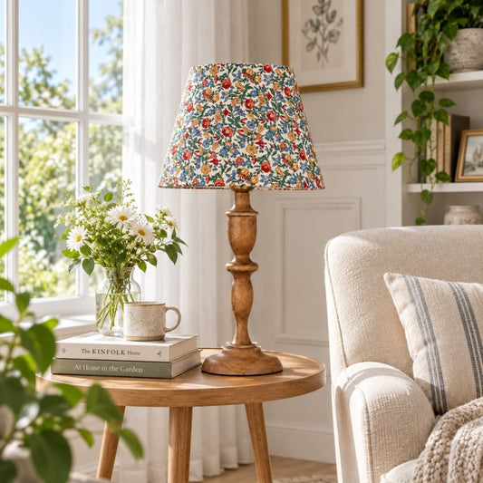 Vintage houten tafellamp met bloemen en stoffen kap