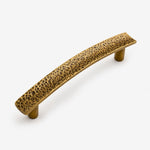 Afbeelding laden in galerijweergave, 128 millimeter hammered brass cabinet pull