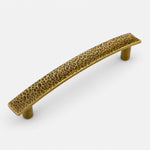 Afbeelding laden in galerijweergave, 160 millimeter hammered brass cabinet pull