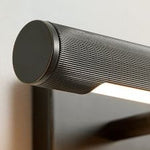 Cargar imagen en el visor de la galería, Luz para cuadros Zorv Sleek – Lámpara de pared con marco metálico acanalado para exhibición de arte o fotos