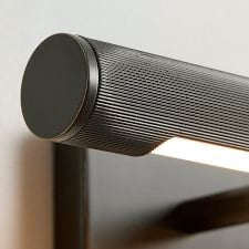 Luz para cuadros Zorv Sleek – Lámpara de pared con marco metálico acanalado para exhibición de arte o fotos