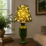 Load image into Gallery viewer, Keramische tafellamp met groene voet en botanische stoffen kap