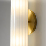 Afbeelding laden in galerijweergave, Trenia stalen wandlamp met melkglas kap - verticaal geribbeld ontwerp