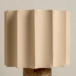 Afbeelding laden in galerijweergave, Cavilon Tafellamp met Waaier-vormige Linnen Kap - Steenafwerkingen Geschikt voor Woonkamers