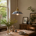 Afbeelding laden in galerijweergave, Blauwwitte keramische hanglamp met messingkleurige details