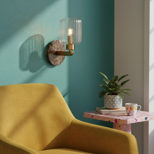 Lámpara de pared moderna Korlisse de mármol - Detalles vintage en latón y vidrio transparente para sala y pasillo