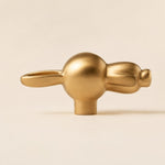 Afbeelding laden in galerijweergave, Brass rabbit cabinet knob side detail